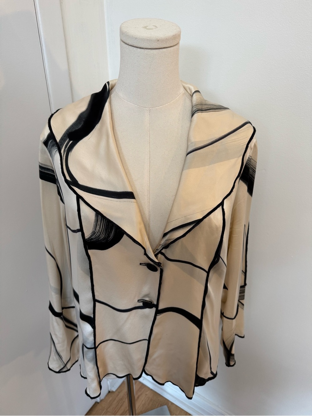 Linda Tilson Cream & Black Abstract-Print Women's Blazer